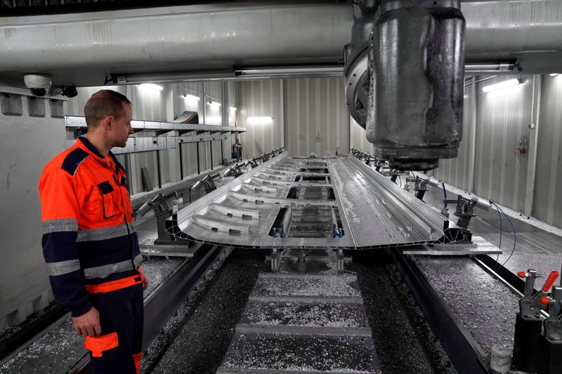 &copy; Reuters. Un operador se prepara para programar una máquina de corte en la fábrica del fabricante español de trenes Talgo, en Ribabellosa, España 11 de octubre de 2018. REUTERS/Vincent West - RC1DC9C71F00