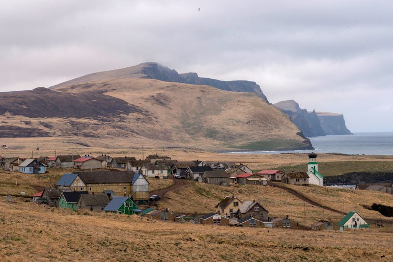 &copy; Reuters. FOTO DE ARCHIVO: El pueblo de St George, situado en las islas Pribilof, en el mar de Bering, Alaska, Estados Unidos, 21 de mayo de 2021. REUTERS/Nathan Howard