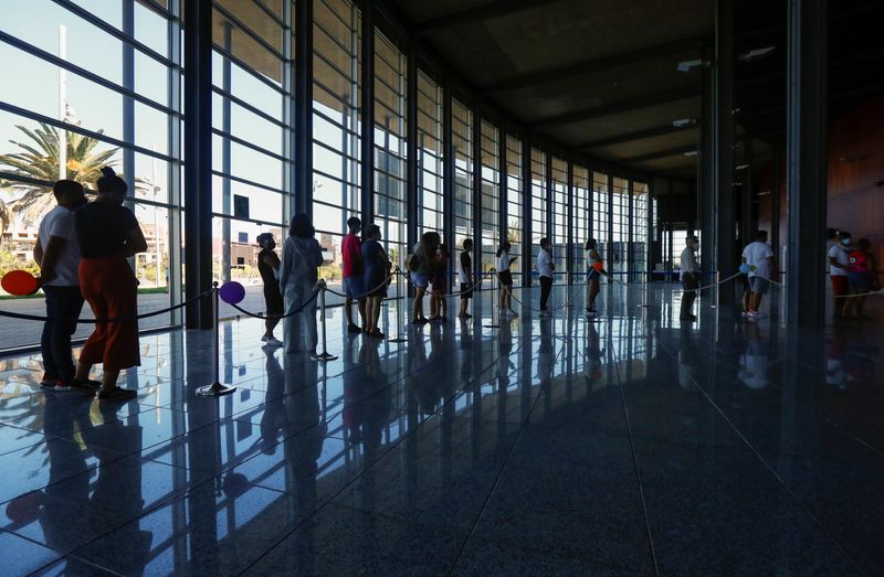 &copy; Reuters. Gente esperando en la cola para recibir la vacuna contra la enfermedad del coronavirus (COVID-19) en un centro de vacunación en Meloneras en la isla de Gran Canaria, España, 28 de julio de 2021. REUTERS/Borja Suárez