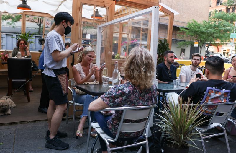 &copy; Reuters. Guests enjoy outdoor dining in the Manhattan borough of New York City, U.S., May 23, 2021. REUTERS/Caitlin Ochs