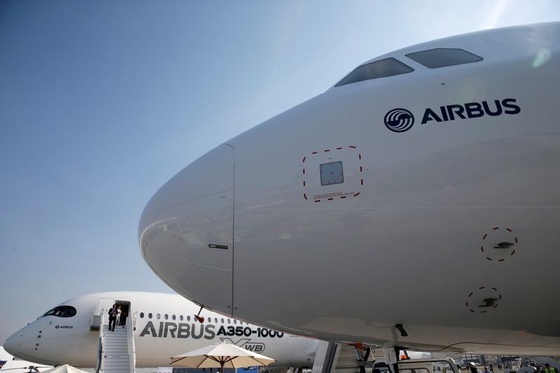 &copy; Reuters. Airbus a multiplié par deux sa prévision de bénéfice annuel et revu à la hausse ses livraisons après des résultats semestriels meilleurs que prévu, propulsant le titre du groupe européen à ses plus hauts niveaux en Bourse depuis le début de la 