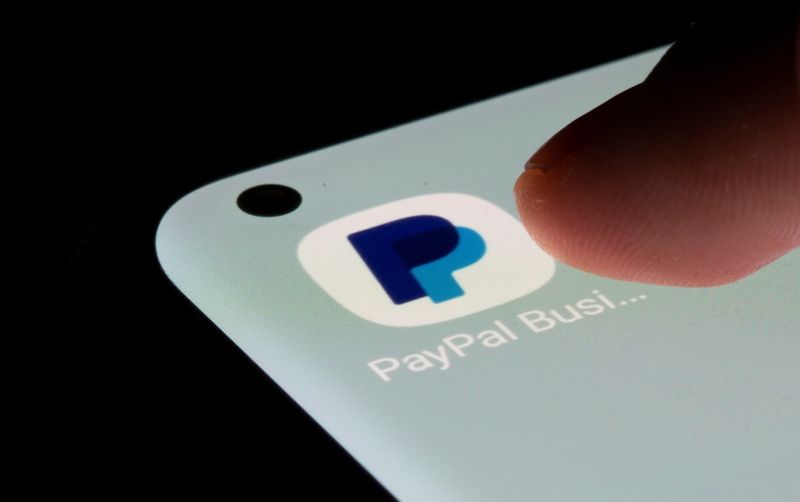 &copy; Reuters. PayPal app is seen on a smartphone in this illustration taken, July 13, 2021. REUTERS/Dado Ruvic/Illustration
