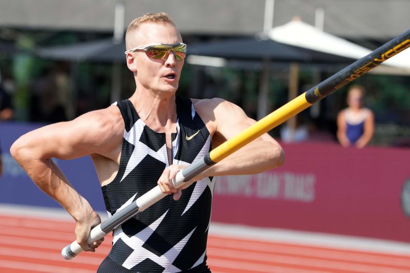&copy; Reuters. Jun 21, 2021; Eugene, OR, USA; Sam Kendricks places second in the pole vault at 19-2 1/4  (5.85m) during the USA Olympic Team Trials at Hayward Field. Mandatory Credit: Kirby Lee-USA TODAY Sports
