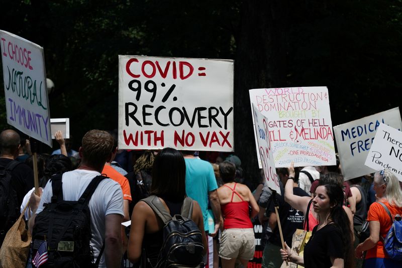 © Reuters. People gather during an anti-vaccine demonstration, amid the coronavirus disease (COVID-19) pandemic, in Central Park, New York City, U.S., July 24, 2021.  REUTERS/David 'Dee' Delgado
