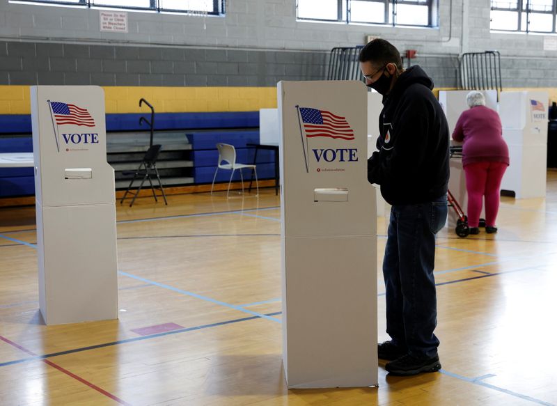 &copy; Reuters. Voters fill out their ballots on Election Day in Conshohocken, Pennsylvania, U.S., November 3, 2020. REUTERS/Rachel Wisniewski