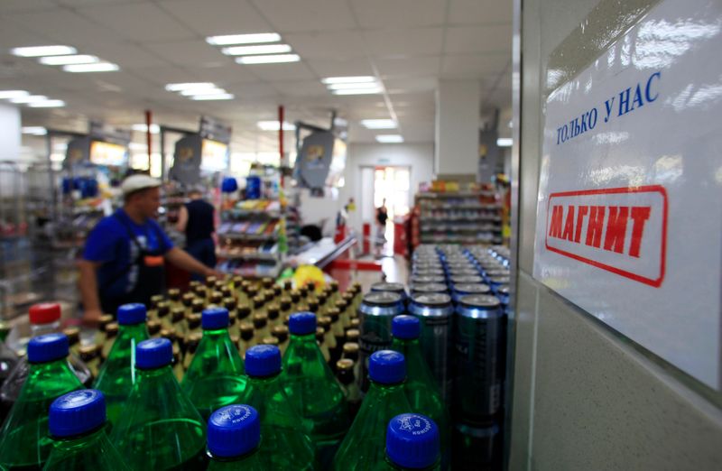 &copy; Reuters. An interior view of a grocery store owned by Russian retailer Magnit on the suburbs of Moscow August 1, 2012. REUTERS/Sergei Karpukhin (RUSSIA - Tags: BUSINESS FOOD)