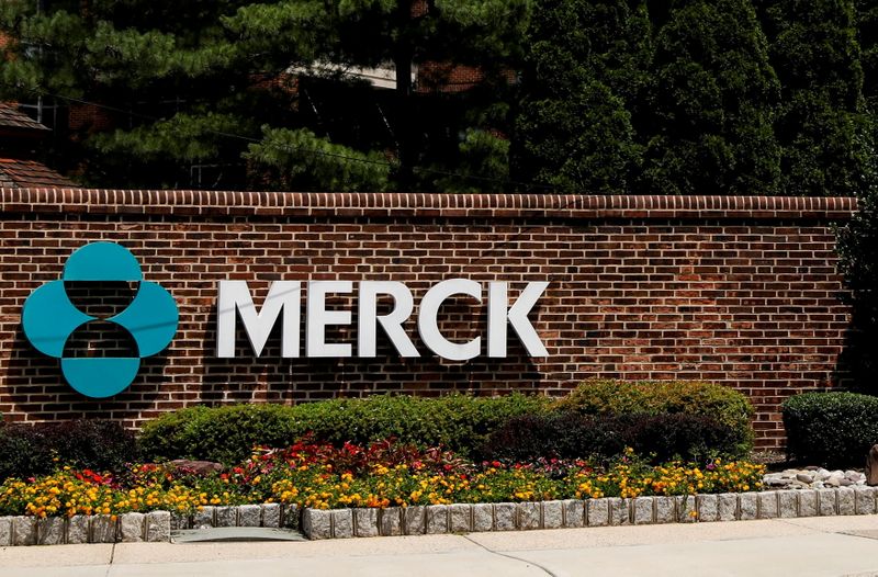 &copy; Reuters. FILE PHOTO: The Merck logo is seen at a gate to the Merck & Co campus in Rahway, New Jersey, U.S., July 12, 2018. REUTERS/Brendan McDermid//File Photo