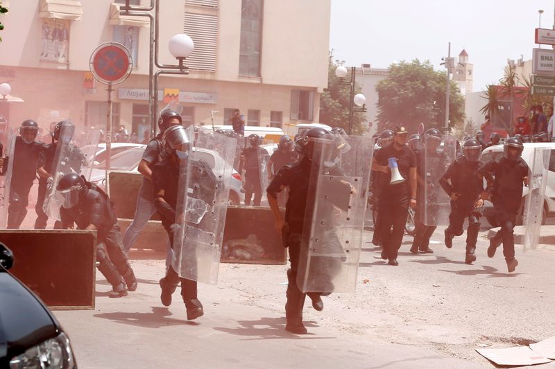 &copy; Reuters. ضباط شرطة يتصدون لمتظاهرين خلال احتجاج مناهض للحكومة في تونس يوم 25 يوليو تموز - رويترز
