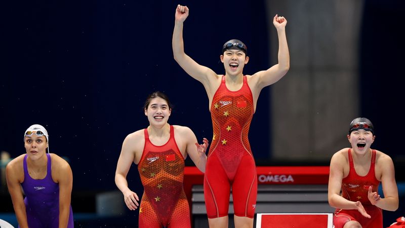 &copy; Reuters. Nadadoras chinesas comemoram medalha de ouro no 4x200 metros nado livre na Tóquio 2020
29/07/2021 REUTERS/Marko Djurica