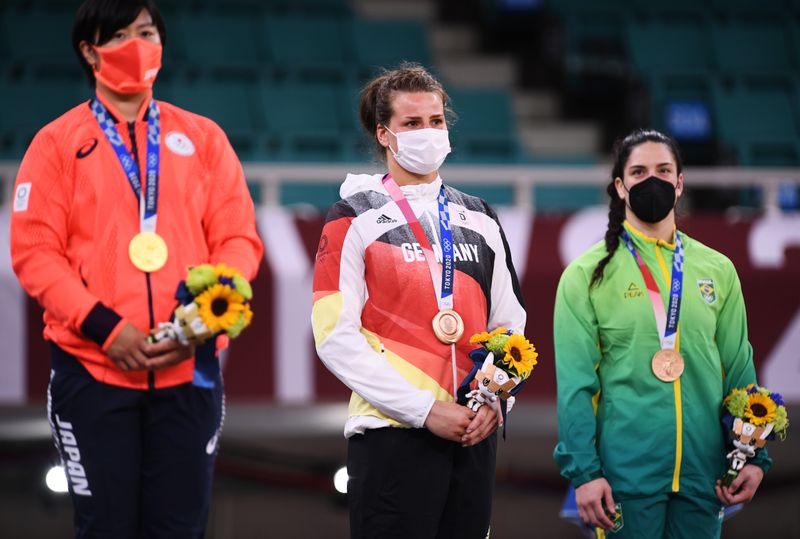 &copy; Reuters. Jul 29, 2021. 
Foto del jueves de la japonesa Shori Hamada -oro-, y la alemana Anna-Maria Wagner y la brasileña  Mayra Aguiar -bronce- en el podio tras las pruebas de hasta 78 kilos del judo en los Juegos de Tokio. 
REUTERS/Annegret Hilse