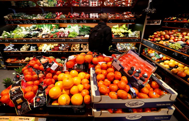 &copy; Reuters. FILE PHOTO: Full shelves with fruits are pictured in a supermarket during the spread of the coronavirus disease (COVID-19) in Berlin, Germany, March 17, 2020.   REUTERS/Fabrizio Bensch/File Photo 