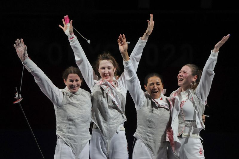 &copy; Reuters.  فريق اللجنة الأولمبية الروسية يحتفل بالفوز بذهبية سلاح الشيش لفرق السيدات في ألعاب طوكيو يوم الخميس. تصوير: ماكسيم شيمتوف - رويترز.