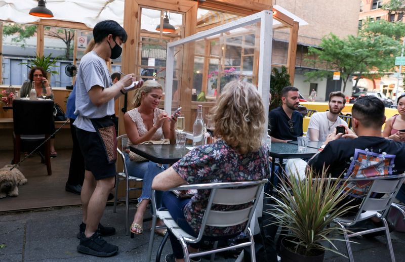 &copy; Reuters. FILE PHOTO: Guests enjoy outdoor dining in the Manhattan borough of New York City, U.S., May 23, 2021. REUTERS/Caitlin Ochs