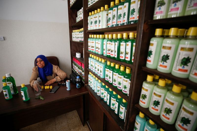 &copy; Reuters. رفقة الحملاوي رئيسة مجلس إدارة ملتقى النجد التنموي في مكتبها بغزة يوم الأربعاء. تصوير: محمد سالم - رويترز.