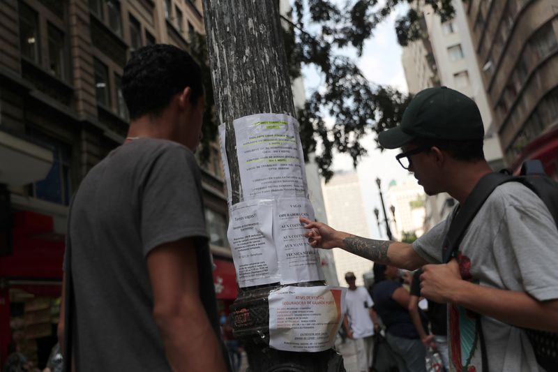 &copy; Reuters. FILE PHOTO: People look at job listings posted on a street in downtown Sao Paulo, Brazil April 24, 2019. REUTERS/Amanda Perobelli