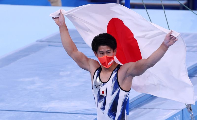 &copy; Reuters. Ginasta japonês Daiki Hashimoto comemora medalha de ouro conquistado no individual geral da ginástica na Olimpíada de Tóquio
28/07/2021 REUTERS/Mike Blake