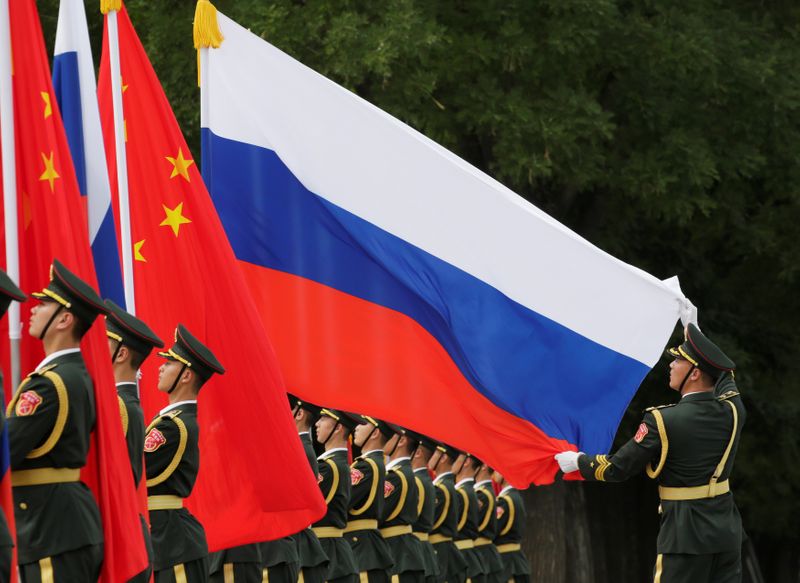 © Reuters. Militares chineses estendem bandeiras de China e Rússia durante solenidade em Pequim 
08/06/2018
REUTERS/Jason Lee