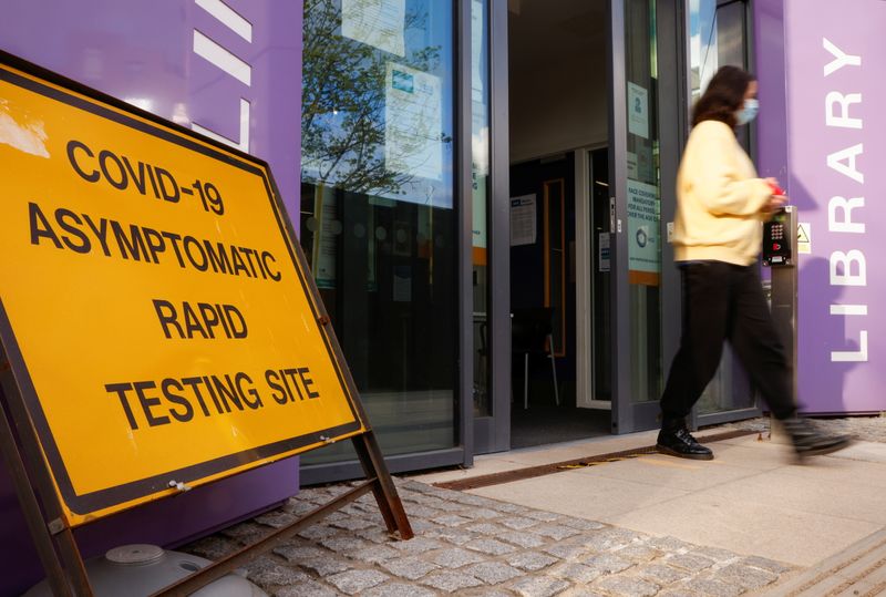 &copy; Reuters. FILE PHOTO: The entrance to a coronavirus disease (COVID-19) testing centre is pictured in Barnet, London, Britain, April 14, 2021. REUTERS/John Sibley
