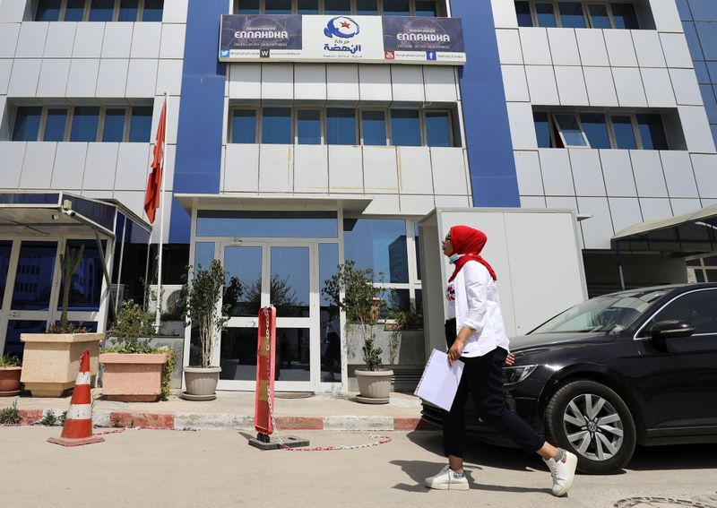 &copy; Reuters. امرأة تسير أمام مقر لحزب النهضة في العاصمة تونس يوم الخميس. تصوير: عمار عوض - رويترز.