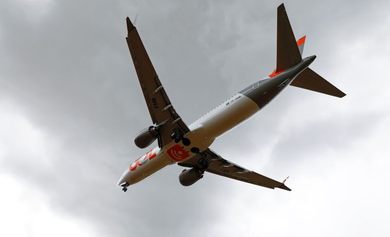 © Reuters. Aeronave da Gol durante pouso no aeroporto Salgado Filho, em Porto Alegre (RS) 
09/12/2020
REUTERS/Diego Vara