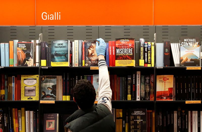 &copy; Reuters. FOTO DE ARCHIVO. Imagen referencial de un cliente visitando una librería, en Roma, Italia. 20 de abril de 2020. REUTERS/Yara Nardi