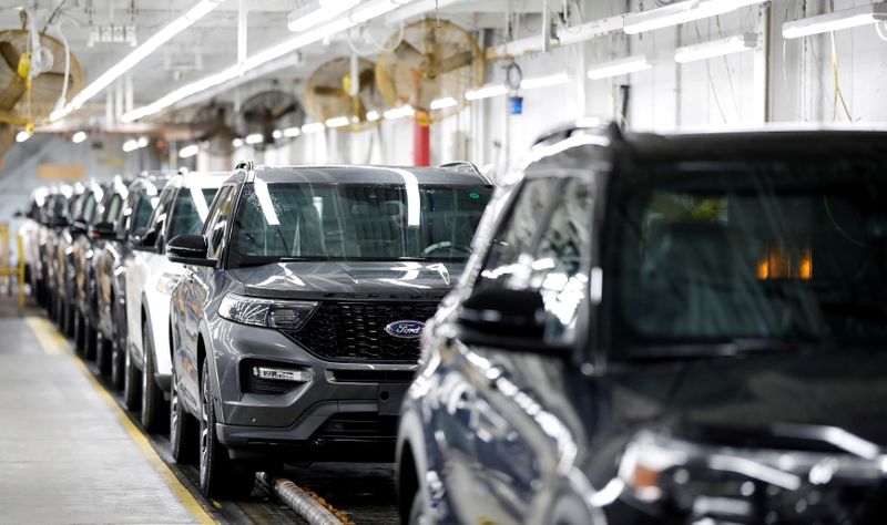 &copy; Reuters. FILE PHOTO: 2020 Ford Explorer cars are seen at Ford's Chicago Assembly Plant in Chicago, Illinois, U.S. June 24, 2019. REUTERS/Kamil Krzaczynski/File Photo
