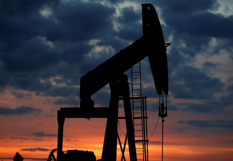 &copy; Reuters. Imagen de archivo de un balancín petrolero durante la puesta de sol en Vaudoy-en-Brie, cerca de París