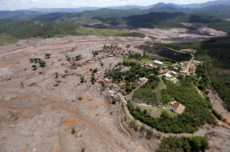 © Reuters. Vista aérea do distrito de Bento Rodrigues após rompimento de barragem da Samarco em Mariana (MG) 
10/11/2015
REUTERS/Ricardo Moraes