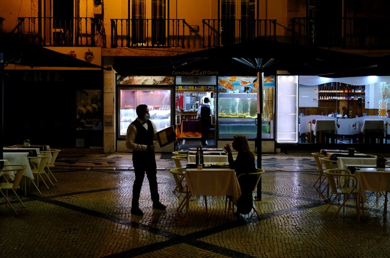 &copy; Reuters. A Lisbonne. Le gouvernement portugais a annoncé jeudi la levée à compter de dimanche du couvre-feu et des restrictions sur les heures d'ouverture des restaurants, citant l'avancée de la campagne de vaccination pour contrer la propagation du coronaviru