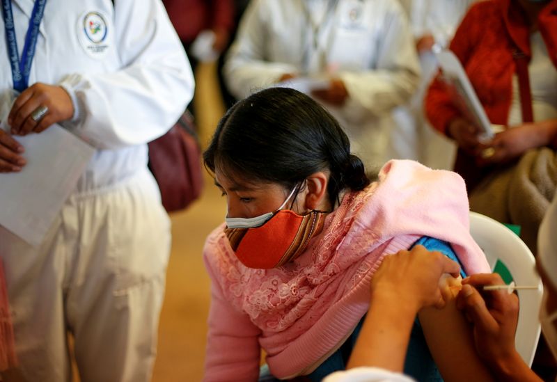 &copy; Reuters. Mulher recebe vacina contra a Covid-19 em El Alto, Bolívia
25/07/2021 REUTERS/Manuel Claure
