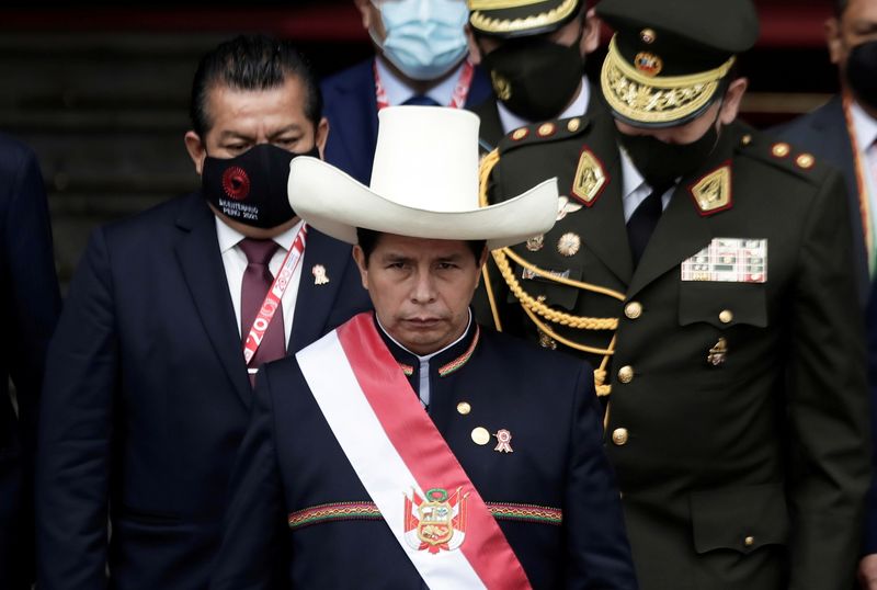 &copy; Reuters. IMAGEN DE ARCHIVO. El presidente de Perú, Pedro Castillo, abandona el Congreso tras la ceremonia de juramentación al cargo, en Lima, Perú, Julio 28, 2021. REUTERS/Angela Ponce  
