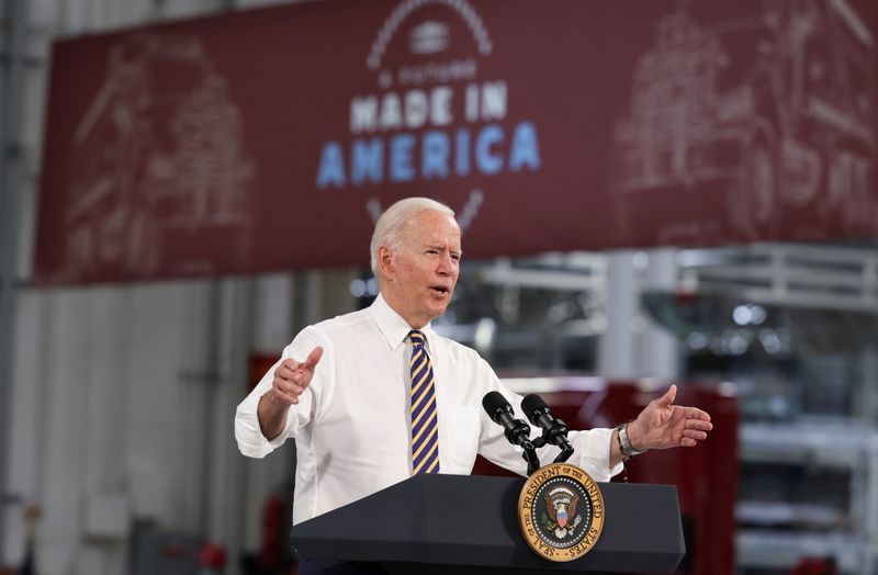 © Reuters. U.S. President Joe Biden speaks during a visit to the Mack-Lehigh Valley Operations Manufacturing Facility in Macungie, Pensylvania, U.S., July 28, 2021. REUTERS/Evelyn Hockstein