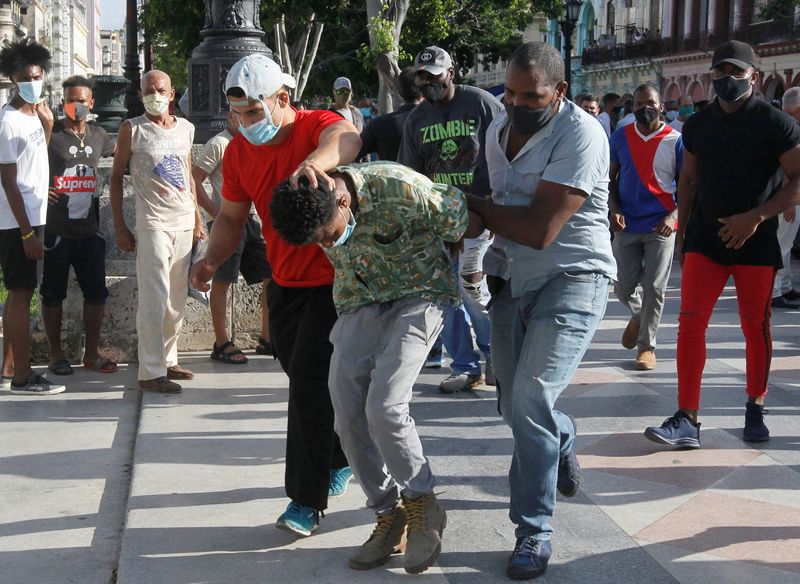 &copy; Reuters. Policiais à paisana prendem pessoa durante protestos em Havana
11/07/2021
REUTERS/Stringer