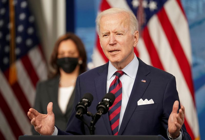 &copy; Reuters. FOTO DE ARCHIVO: El presidente de Estados Unidos, Joe Biden, habla sobre el empleo y la economía en la Casa Blanca en Washington, Estados Unidos, el 7 de abril de 2021. REUTERS/Kevin Lamarque/File Photo