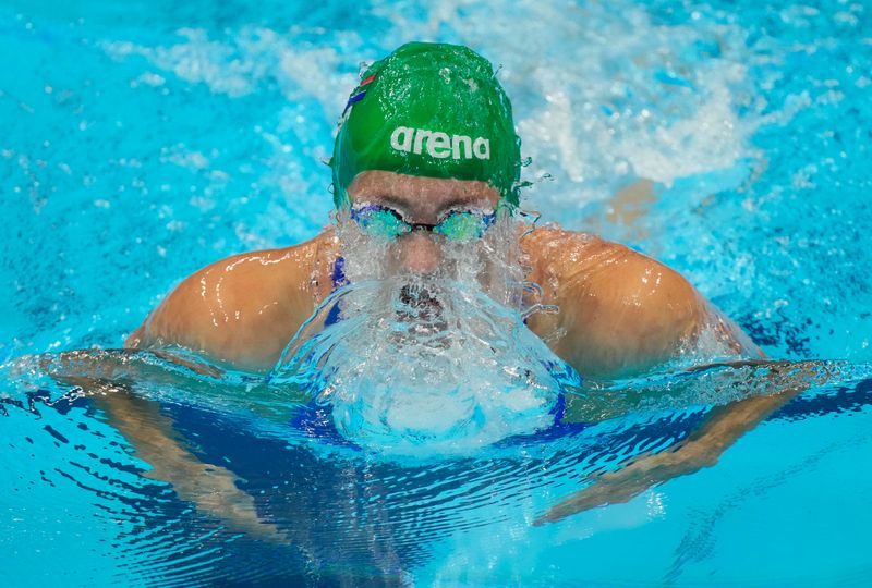 &copy; Reuters. السباحة الجنوب أفريقية تاتيانا شونميكر خلال مشاركتها في سباق 200 متر صدر للسيدات في أولمبياد طوكيو يوم الجمعة. صورة لرويترز من يو إس إيه تودا
