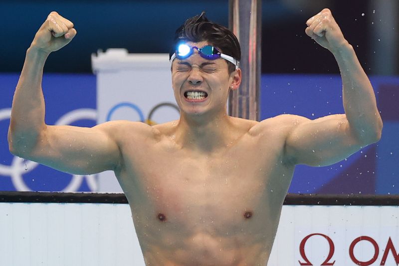 &copy; Reuters. السباح الصيني وانغ شون يحتفل بفوزه بذهبية سباق 200 متر فردي متنوع في أولمبياد طوكيو يوم الجمعة. تصوير: ماركو ديوريكا - رويترز.