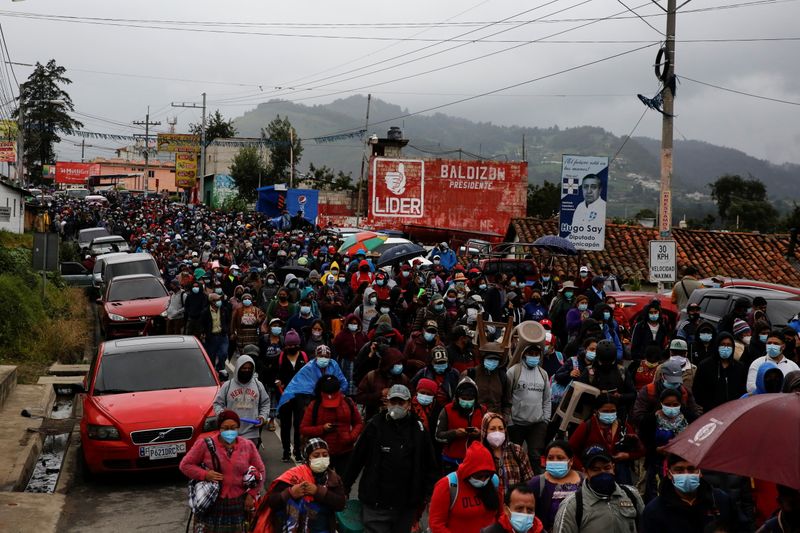 &copy; Reuters. Des milliers de guatémaltèques sont descendu dans les rues jeudi pour demander la démission du président Alejandro Giammattei après le limogeage d'un procureur anti-corruption. /Photo prise le 29 juillet 2021/REUTERS/Luis Echeverria