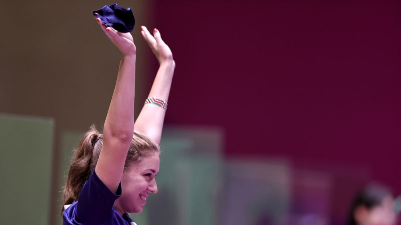 &copy; Reuters. الروسية فيتالينا باتساراشكينا تحتفل بفوزها بذهبية المسدس من مسافة 25 مترا للسيدات ضمن منافسات الرماية في أولمبياد طوكيو يوم الجمعة. تصوير: آ