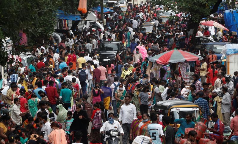 &copy; Reuters. Gente en un mercado abarrotado en medio de la propagación de la enfermedad del coronavirus (COVID-19) en Mumbai, India, el 28 de julio de 2021. REUTERS/Francis Mascarenhas