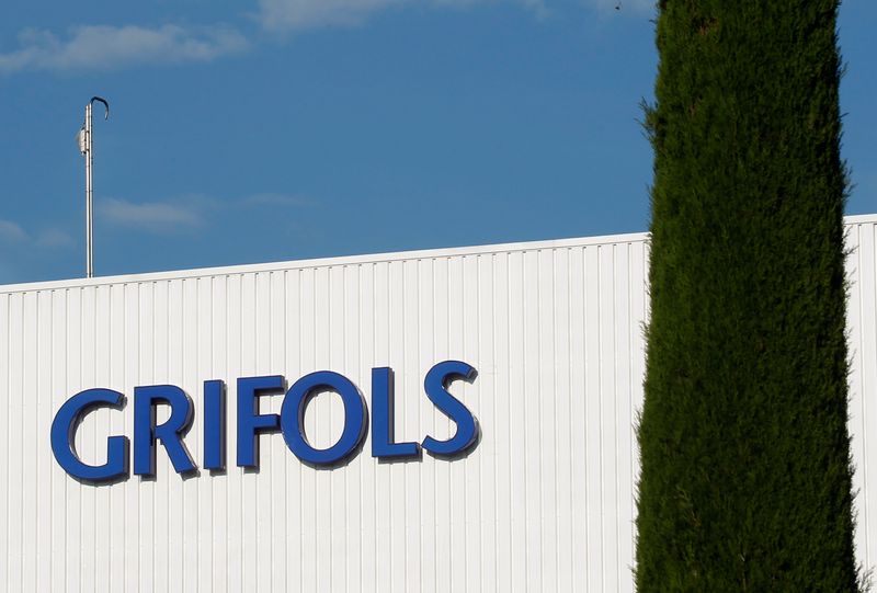 &copy; Reuters. FOTO DE ARCHIVO: El logotipo de Grifols en el edificio de su laboratorio en Parets del Vallés, cerca de Barcelona, 8 de junio de 2010. REUTERS/Gustau Nacarino