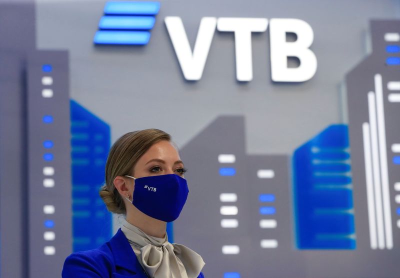 © Reuters. A participant wears a protective face mask at the stand of VTB bank during the St. Petersburg International Economic Forum (SPIEF) in Saint Petersburg, Russia, June 2, 2021. REUTERS/Evgenia Novozhenina