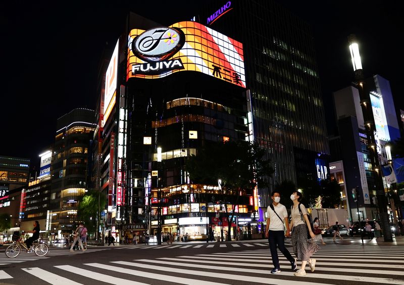 &copy; Reuters.     東京都は３０日、新たに３３００人の新型コロナウイルス感染が確認されたと発表した。写真は都内で２９日撮影（２０２１年　ロイター／Kim Kyung-Hoon）