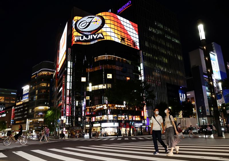 &copy; Reuters.  ７月３０日、政府は新型コロナウイルス感染症対策本部で、新たに埼玉・千葉・神奈川の３県と大阪府に緊急事態宣言を適用することを正式に決めた。都内で２９日撮影（２０２１年　ロ