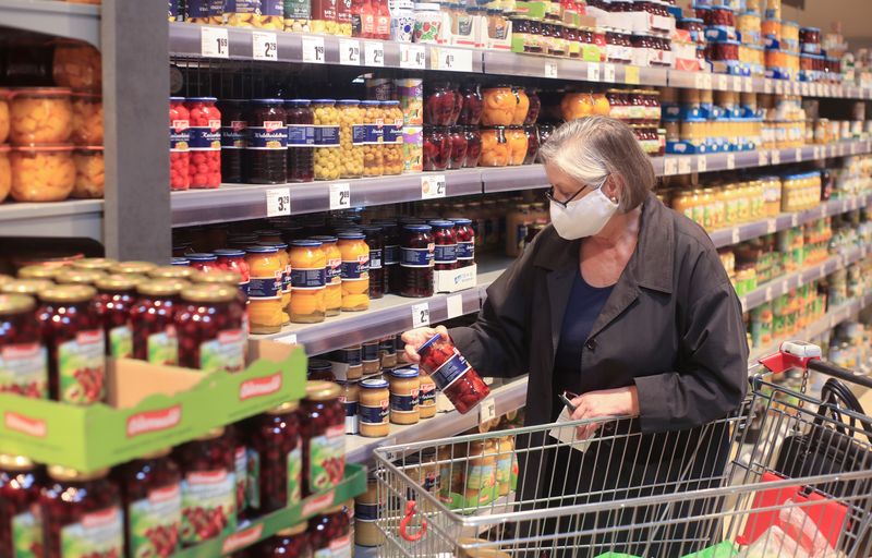 &copy; Reuters. FILE PHOTO: An elderly woman wearing a face mask shops in a supermarket in Bad Honnef near Bonn,  Germany, April 27, 2020. REUTERS/Wolfgang Rattay