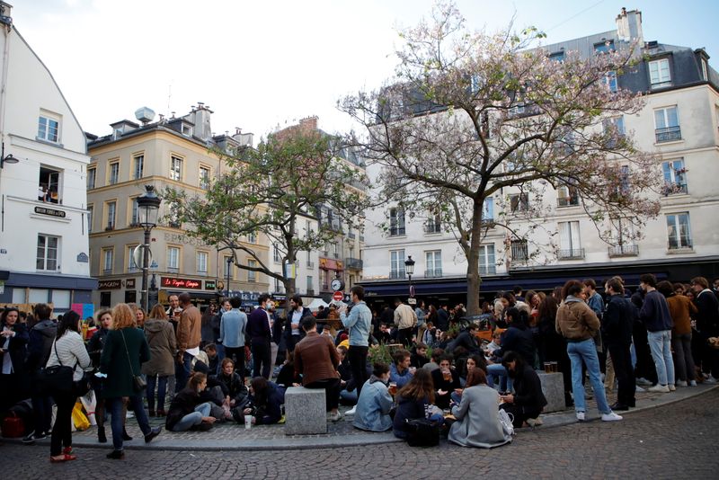 &copy; Reuters. FILE PHOTO: People enjoy an evening drink at Place de la Contrescarpe in Paris as cafes, bars and restaurants reopen after closing down for months amid the coronavirus disease (COVID-19) outbreak in France, May 19, 2021. REUTERS/Sarah Meyssonnier