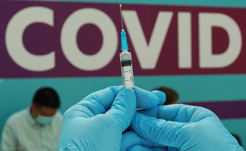 &copy; Reuters. A healthcare worker prepares a dose of Sputnik V (Gam-COVID-Vac) vaccine against the coronavirus disease (COVID-19) at a vaccination centre in Gostiny Dvor in Moscow, Russia July 6, 2021. REUTERS/Tatyana Makeyeva