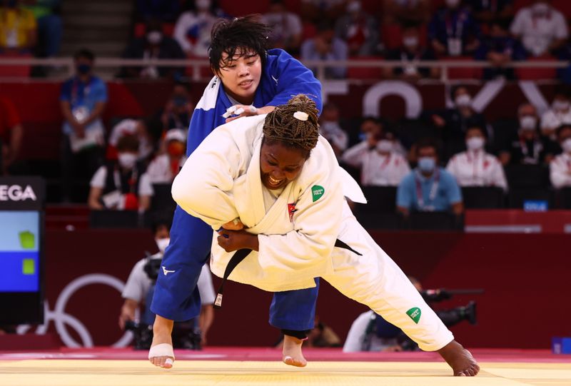 &copy; Reuters. 　７月３０日、東京五輪は柔道女子７８キロ超級決勝を行い、素根輝（あきら）がイダリス・オルティス（キューバ）を下し、金メダルを獲得した。写真はオルティスを攻める素根。日本武
