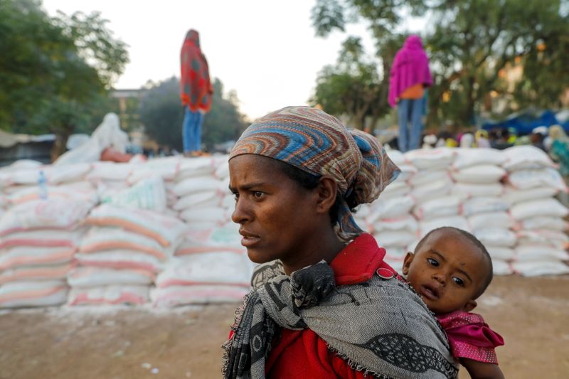 &copy; Reuters. امرأة إثيوبية تحمل طفلها تصطف للحصول على طعام في إقليم تيجراي يوم 15 مارس آذار 2021. صورة لرويترز.