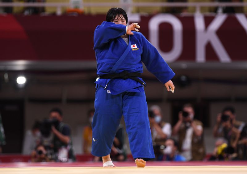 &copy; Reuters. اليابانية أكيرا سوني بعد فوزها بذهبية وزن فوق 78 كيلوجراما للسيدات في منافسات الجودو في ألعاب طوكيو يوم الجمعة. تصوير: انجريت هيلسه - رويترز.