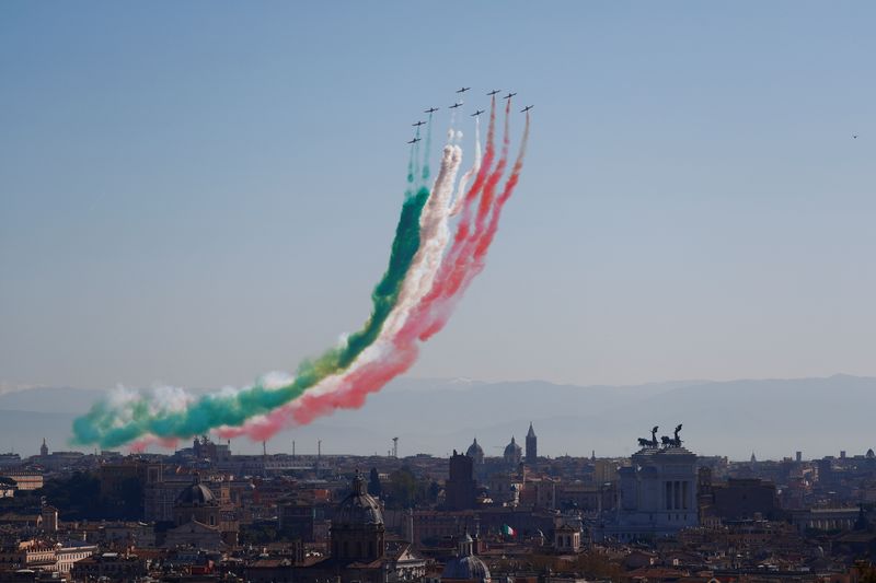 &copy; Reuters. Frecce tricolore. Roma, Italia, 30 marzo 2021. REUTERS/Guglielmo Mangiapane